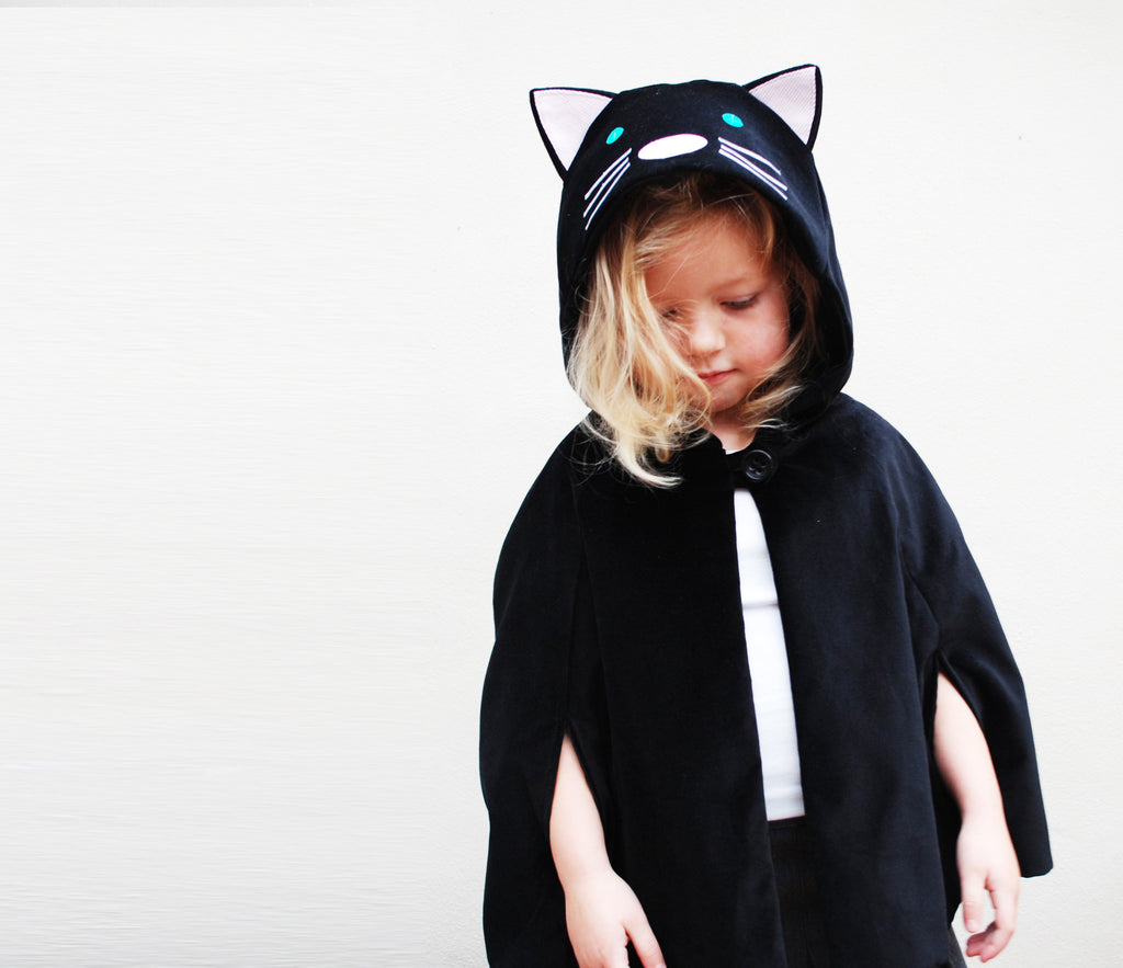 Cat cape in black velvet